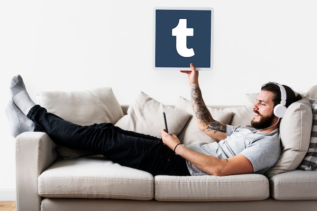 Hombre mostrando un icono de Tumblr