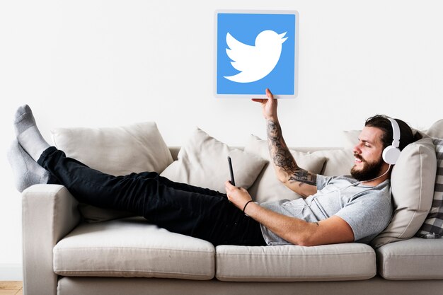 Hombre mostrando un icono de Twitter