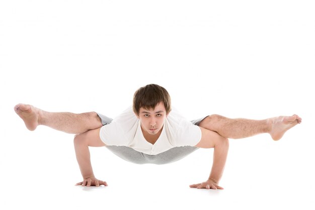 Hombre mostrando una postura de yoga