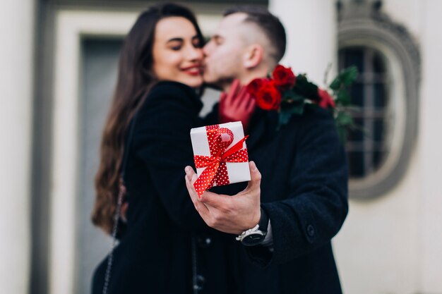 Hombre mostrando presente para mujer