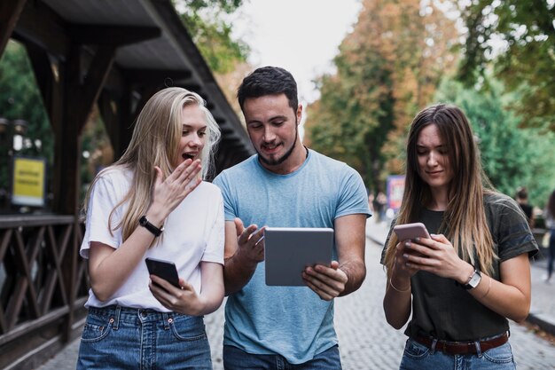 Hombre mostrando una publicación de internet a sus amigos