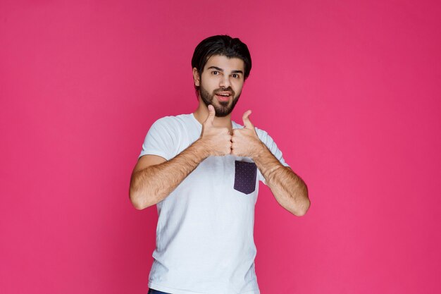 Hombre mostrando el pulgar hacia arriba signo a alguien.