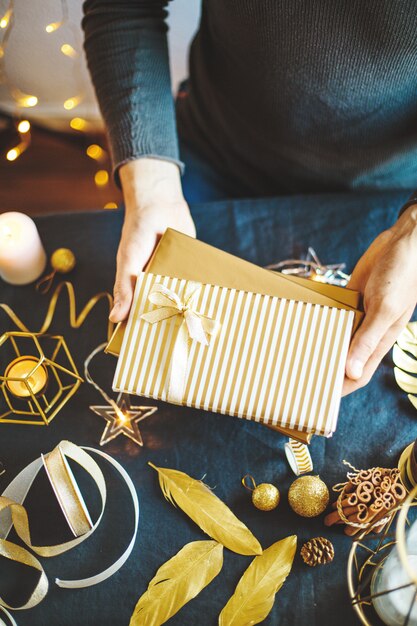 Hombre mostrando regalos envueltos