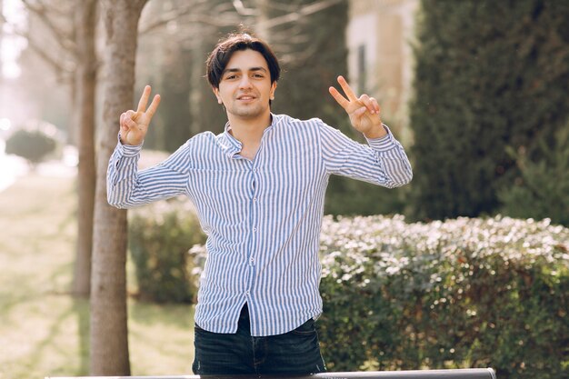 Hombre mostrando signo de disfrute en el parque. Foto de alta calidad