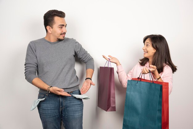 Hombre mostrando su bolsillo por no tener dinero a su amante.