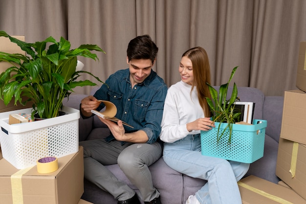 Hombre mostrando a su novia un cuaderno