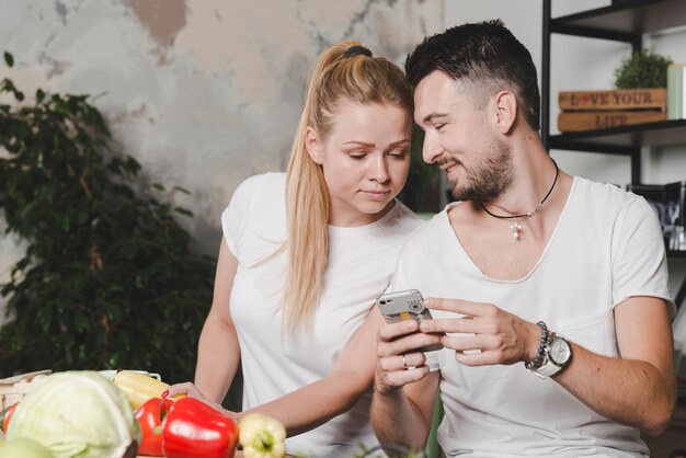 Hombre mostrando su teléfono móvil novia