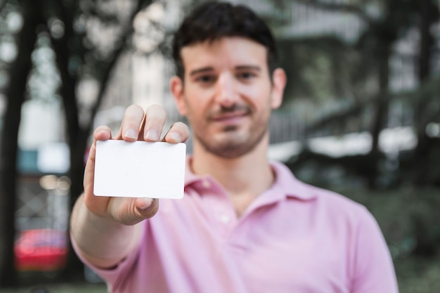 Hombre mostrando tarjeta de visita