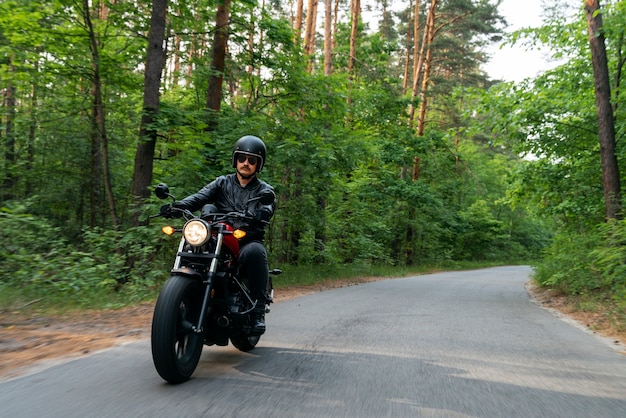 Hombre con motocicleta al aire libre