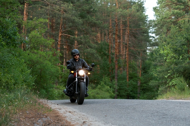 Foto gratuita hombre con motocicleta al aire libre