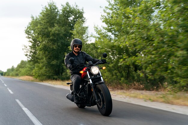 Hombre con motocicleta al aire libre