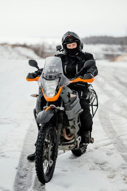 Hombre en motocicleta en día de invierno