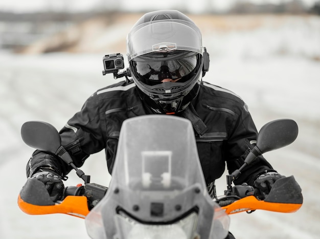 Hombre en motocicleta en día de invierno