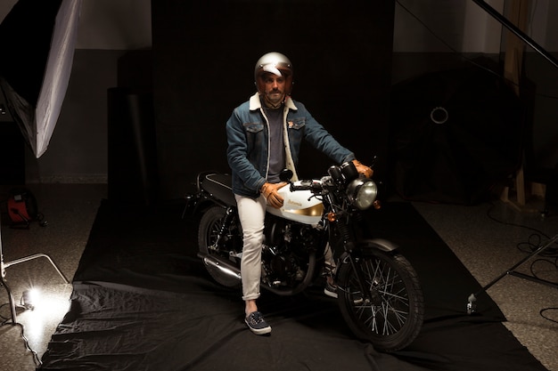 Foto gratuita hombre en motocicleta estilo cafe racer