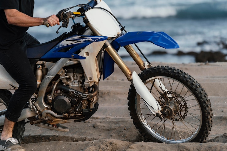 Foto gratuito hombre con motocicleta en hawaii cerrar