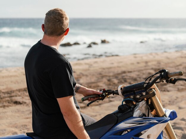 Hombre con motocicleta en Hawaii