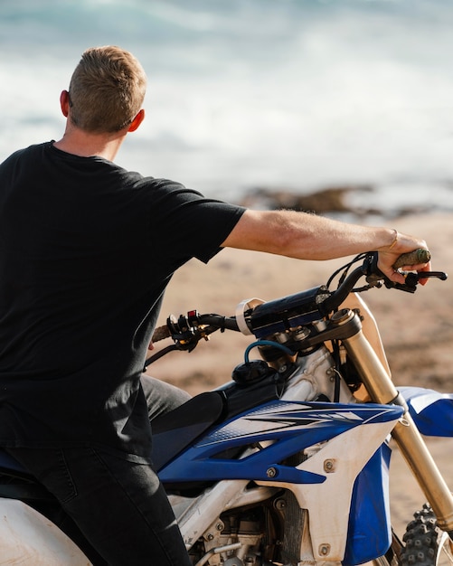 Foto gratuita hombre con motocicleta en hawaii