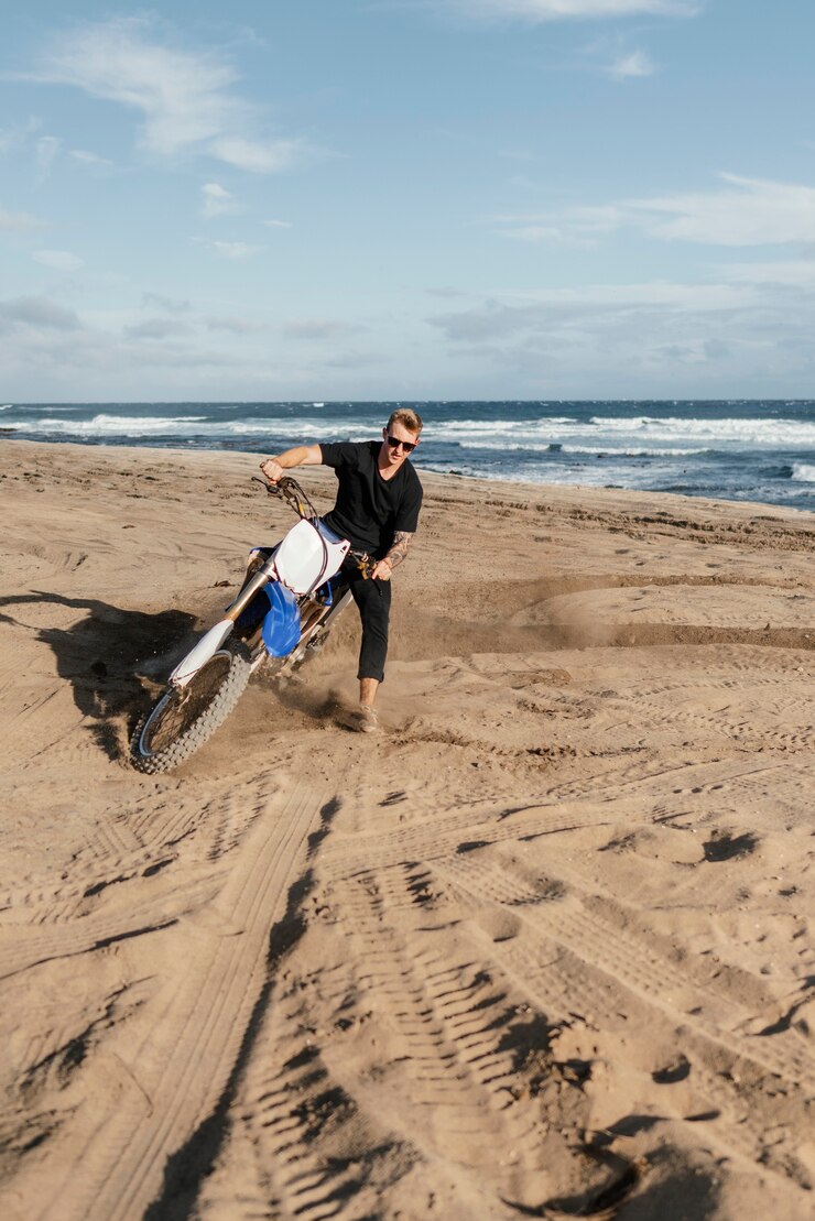 Foto gratuito hombre con motocicleta en hawaii