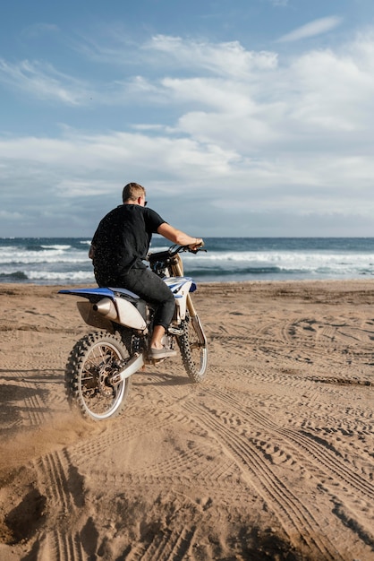 Foto gratuita hombre con motocicleta en hawaii