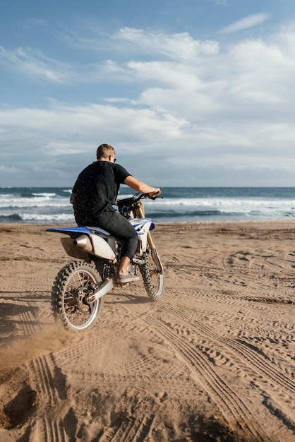 Hombre con motocicleta en Hawaii