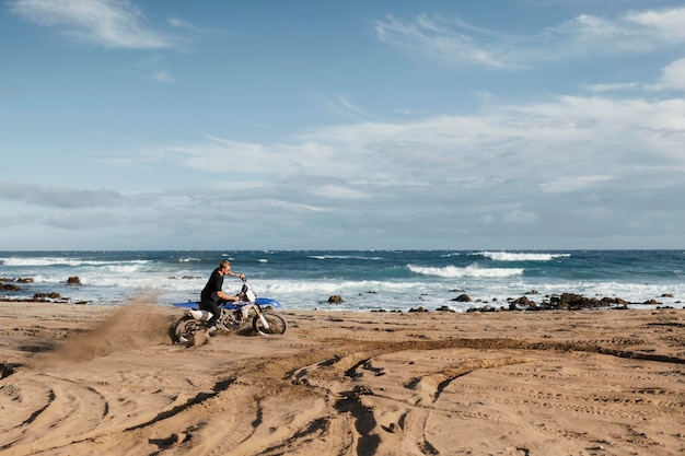 Foto gratuita hombre con motocicleta en hawaii