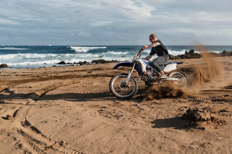 Foto gratuito hombre con motocicleta en hawaii