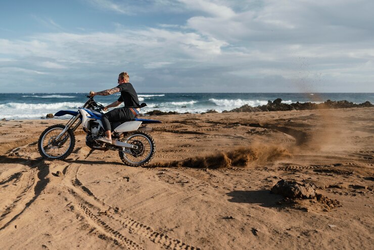 Foto gratuito hombre con motocicleta en hawaii