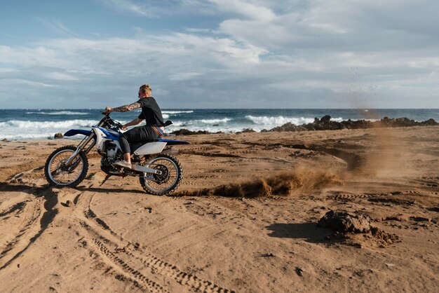 Hombre con motocicleta en Hawaii