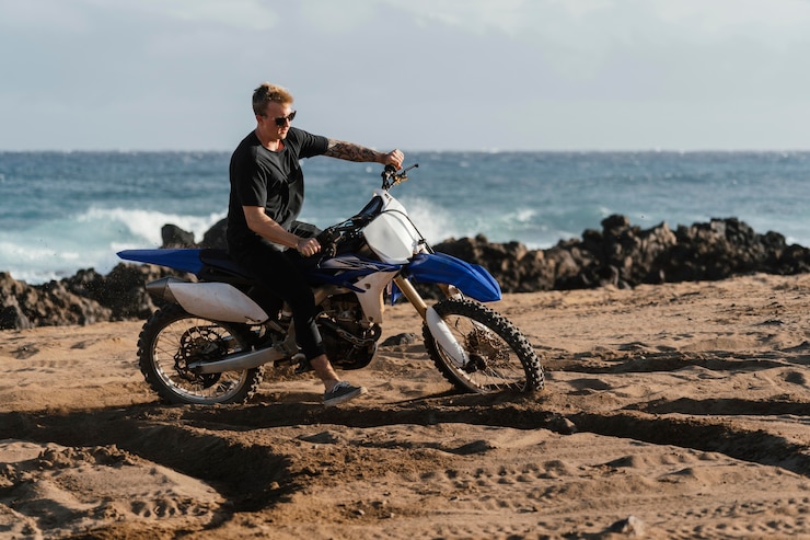 Foto gratuito hombre con motocicleta en hawaii