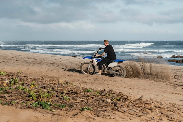 Hombre con motocicleta en Hawaii