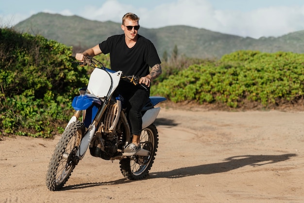 Hombre con motocicleta en Hawaii