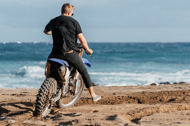 Foto gratuita hombre con motocicleta en hawaii