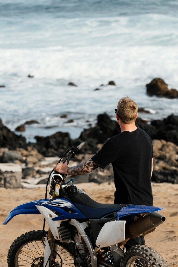 Foto gratuito hombre con motocicleta en hawaii