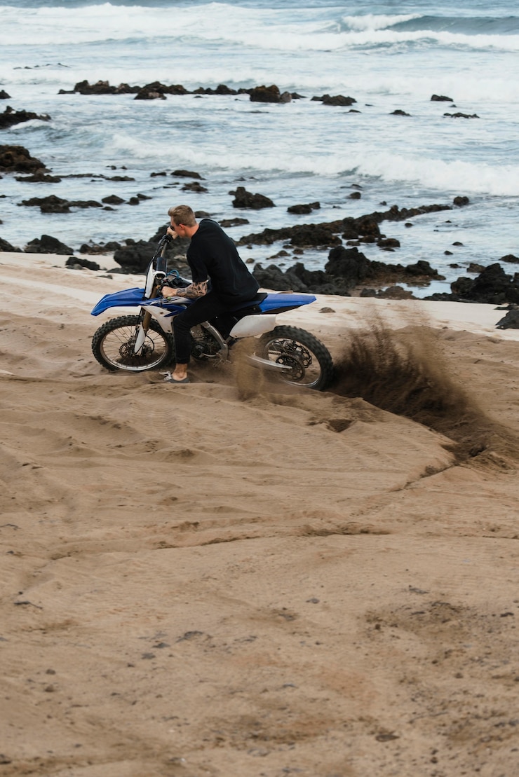 Foto gratuito hombre con motocicleta en hawaii