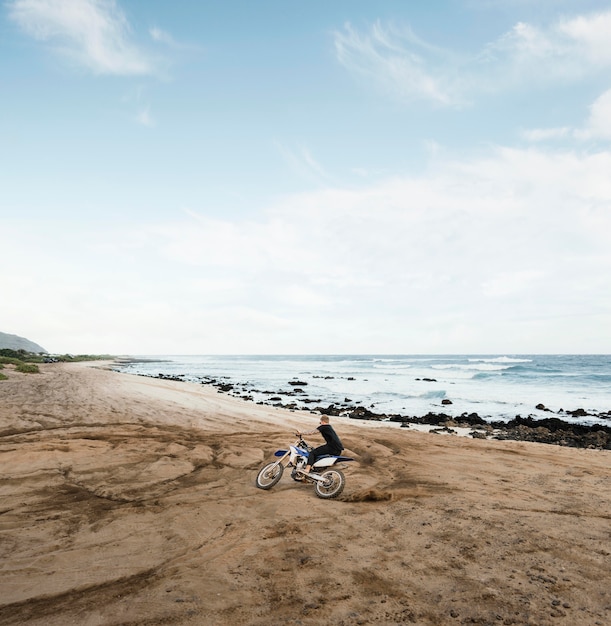 Hombre con motocicleta en Hawaii