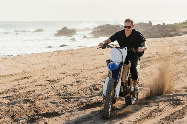 Foto gratuita hombre con motocicleta en hawaii