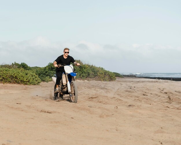 Foto gratuita hombre con motocicleta en hawaii