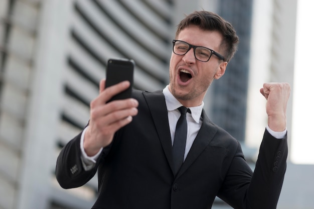 Hombre con movil feliz