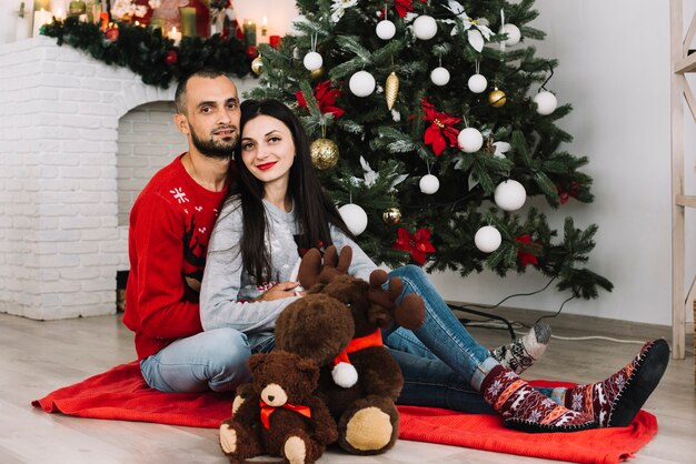 Hombre y mujer abrazando juguetes blandos