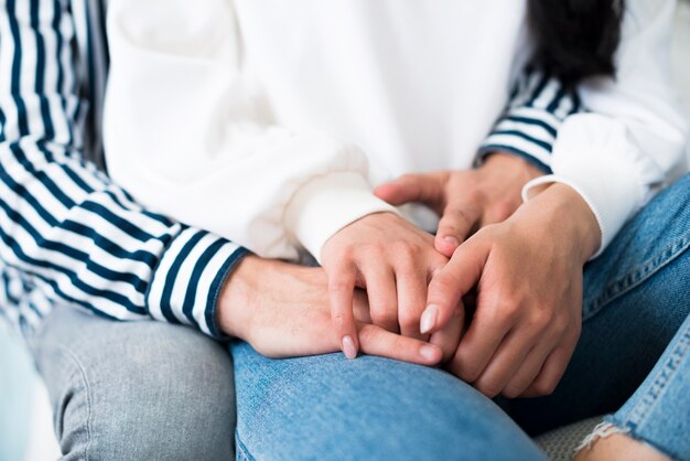 Hombre y mujer abrazando y sosteniendo cuelga