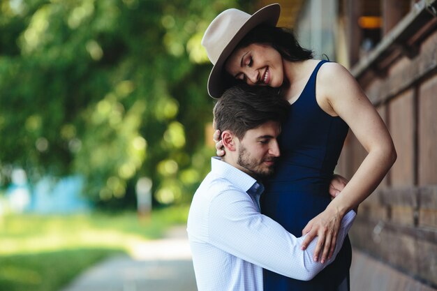 Hombre y mujer abrazándose en el parque