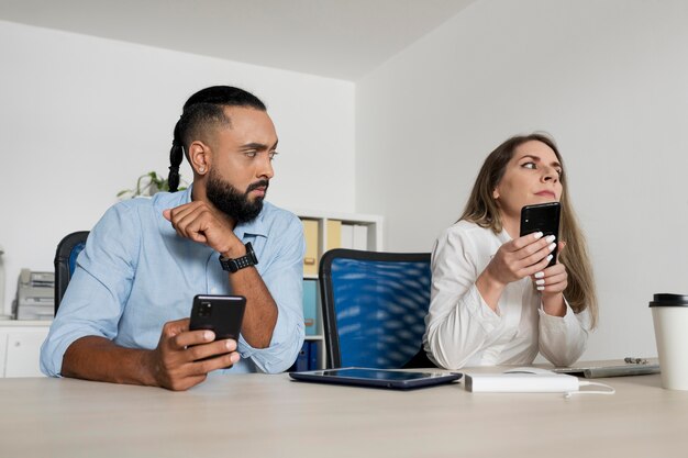 Hombre y mujer adictos a sus teléfonos