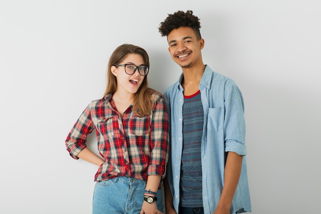 Foto gratuita hombre y mujer afroamericanos negros en camisa y gafas, aislado en blanco