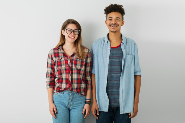 Hombre y mujer afroamericanos negros en camisa y gafas, aislado en blanco