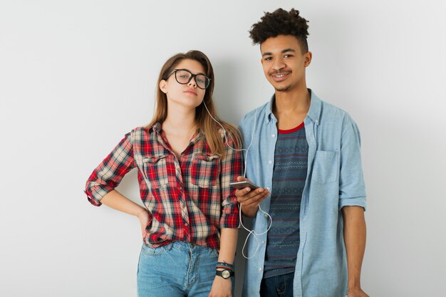 Hombre y mujer afroamericanos negros en camisa y gafas, aislado en blanco