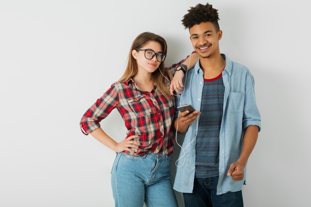 Hombre y mujer afroamericanos negros en camisa y gafas, aislado en blanco