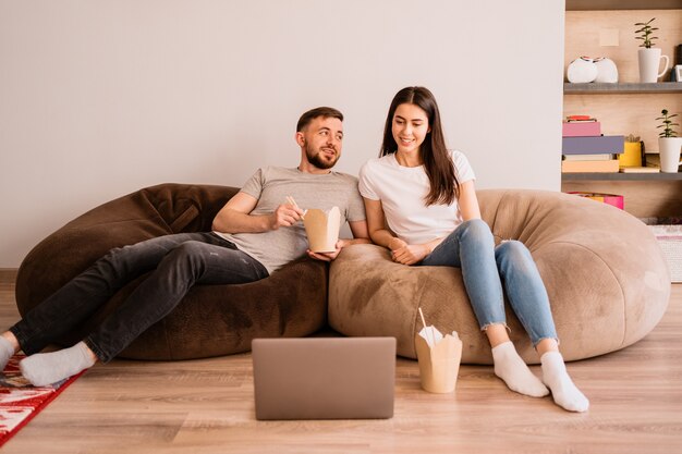 Foto gratuita un hombre y una mujer alegres pasan buenos momentos juntos en casa