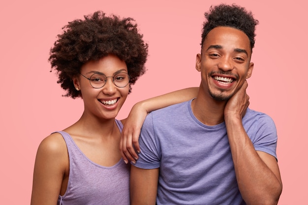 Foto gratuita hombre y mujer americana africana, posar