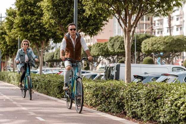 Hombre y mujer, andar en bici