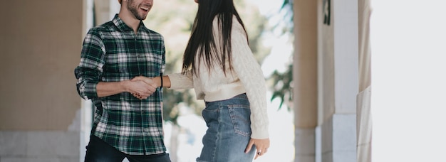 Hombre y mujer apretando manos